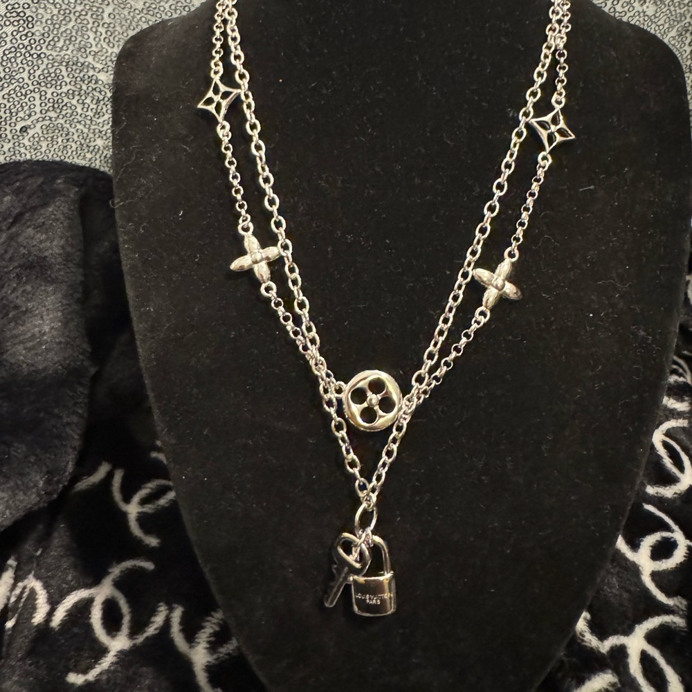 Louis Vuitton LV Paris Elegant Silver Chain Lock Necklace M61084 LE1124